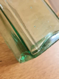 Bouteille en verre soufflé vert