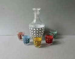 1 bouteille et ses 5 verres, décor cannage, années 70, France