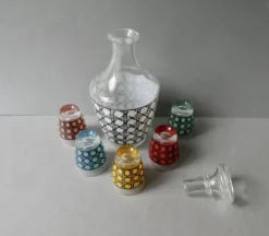 1 bouteille et ses 5 verres, décor cannage, années 70, France