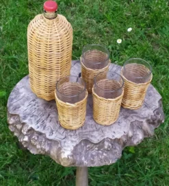 Bouteille et verres en rotin
