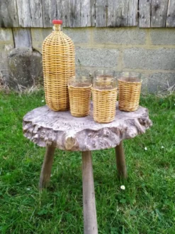 Bouteille et verres en rotin