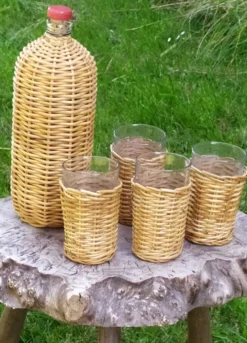 Bouteille et verres en rotin
