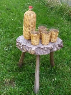 Bouteille et verres en rotin