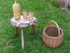 Bouteille et verres en rotin