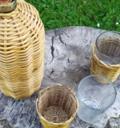 Bouteille et verres en rotin