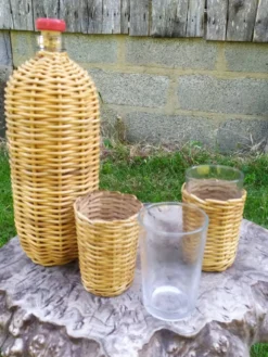 Bouteille et verres en rotin