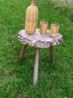 Bouteille et verres en rotin
