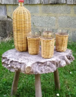 Bouteille et verres en rotin