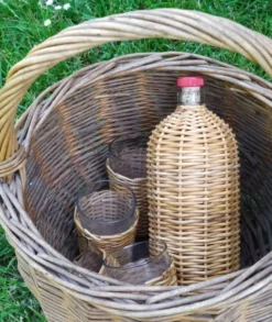 Bouteille et verres en rotin