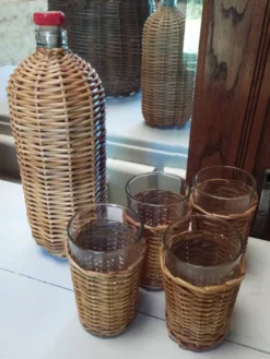 Bouteille et verres en rotin