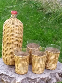 Bouteille et verres en rotin