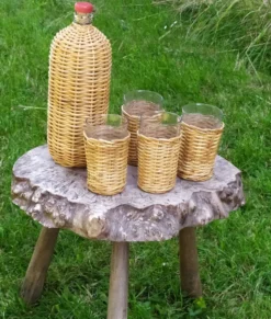 Bouteille et verres en rotin
