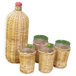 Bouteille et verres en rotin