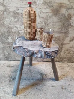 Bouteille et verres en rotin
