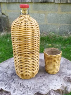 Bouteille et verres en rotin