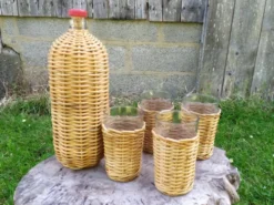 Bouteille et verres en rotin