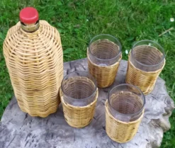 Bouteille et verres en rotin