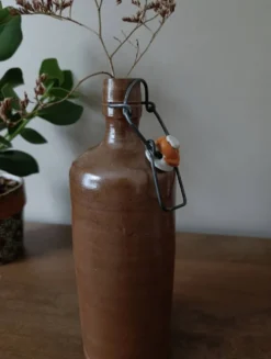Bouteille grès marron brut et épuré vintage