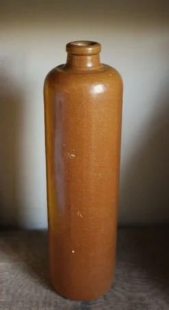 Bouteille haute à liqueur grès vintage