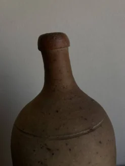 Bouteille penchée de campagne 1950 XL grès brut terre cuite