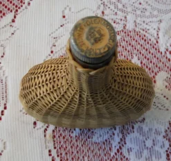 Bouteille plate recouverte d'osier vintage