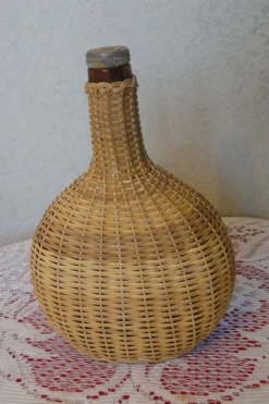 Bouteille plate recouverte d'osier vintage