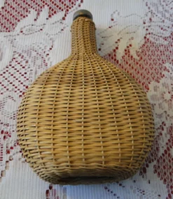 Bouteille plate recouverte d'osier vintage