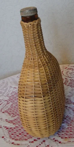 Bouteille plate recouverte d'osier vintage