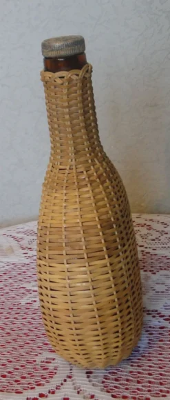 Bouteille plate recouverte d'osier vintage