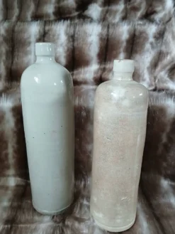2 bouteilles anciennes en grès vernisse