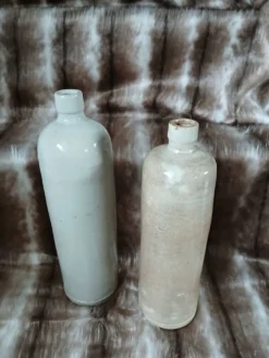 2 bouteilles anciennes en grès vernisse