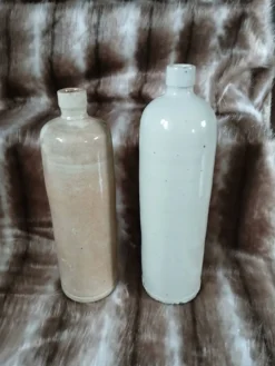 2 bouteilles anciennes en grès vernisse