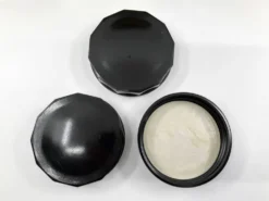 3 bouteilles de pharmacie en verre ambré moulé • bouchons bakélite • 1950