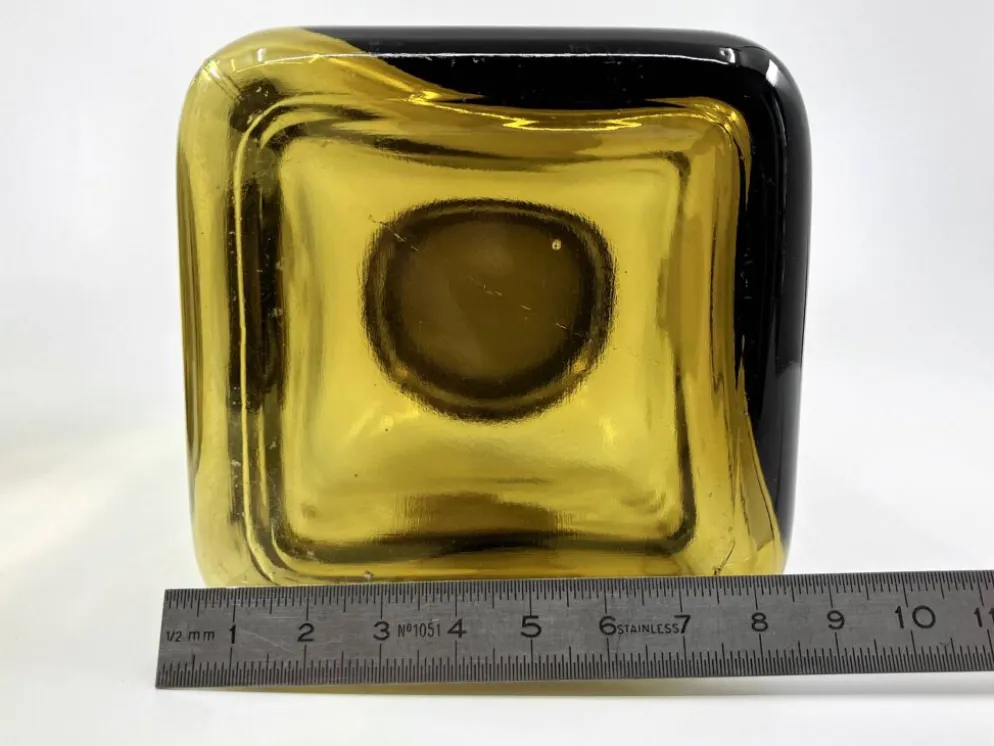 3 bouteilles de pharmacie en verre ambré moulé • bouchons bakélite • 1950