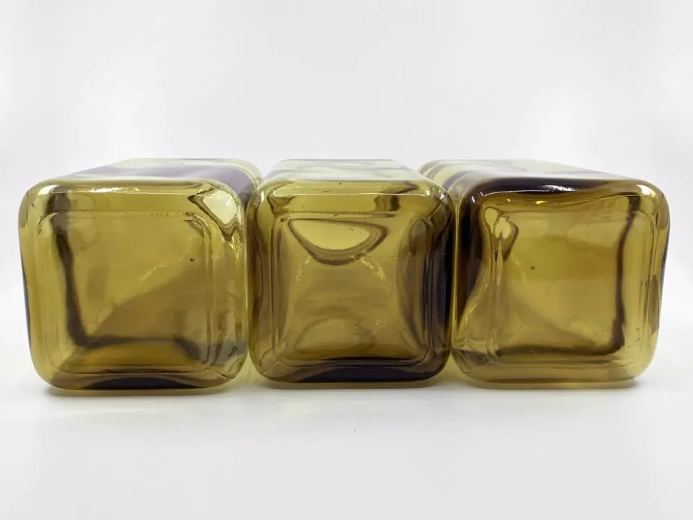 3 bouteilles de pharmacie en verre ambré moulé • bouchons bakélite • 1950