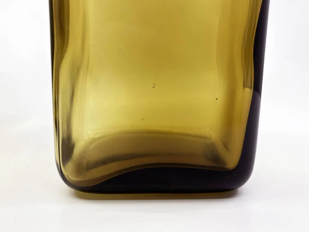 3 bouteilles de pharmacie en verre ambré moulé • bouchons bakélite • 1950