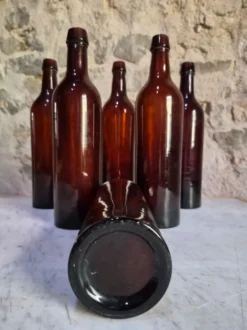 6 bouteilles de vin bordelaises anciennes en verre rubis-brun, France XIXe siècle