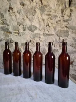 6 bouteilles de vin bordelaises anciennes en verre rubis-brun, France XIXe siècle