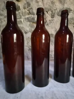 6 bouteilles de vin bordelaises anciennes en verre rubis-brun, France XIXe siècle