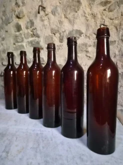 6 bouteilles de vin bordelaises anciennes en verre rubis-brun, France XIXe siècle