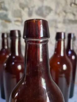 6 bouteilles de vin bordelaises anciennes en verre rubis-brun, France XIXe siècle