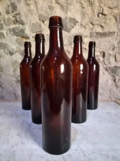 6 bouteilles de vin bordelaises anciennes en verre rubis-brun, France XIXe siècle