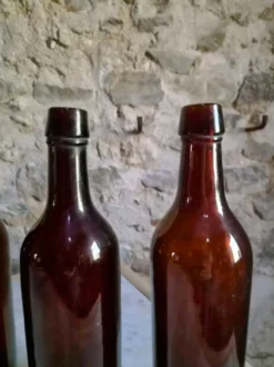 6 bouteilles de vin bordelaises anciennes en verre rubis-brun, France XIXe siècle
