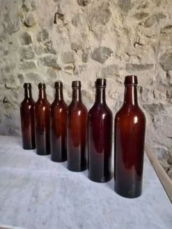 6 bouteilles de vin bordelaises anciennes en verre rubis-brun, France XIXe siècle