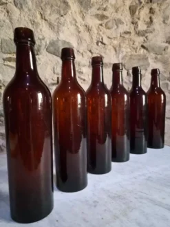 6 bouteilles de vin bordelaises anciennes en verre rubis-brun, France XIXe siècle