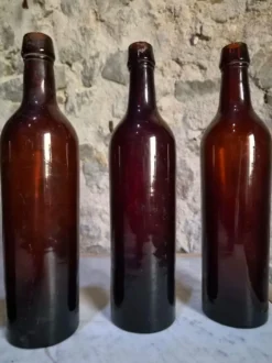 6 bouteilles de vin bordelaises anciennes en verre rubis-brun, France XIXe siècle