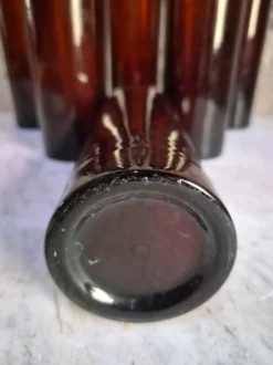 6 bouteilles de vin bordelaises anciennes en verre rubis-brun, France XIXe siècle
