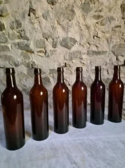 6 bouteilles de vin bordelaises anciennes en verre rubis-brun, France XIXe siècle