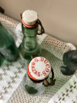 Bouteilles en verre anciennes