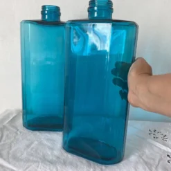 Bouteilles en verre turquoise 36 cm , verrerie de Fougère